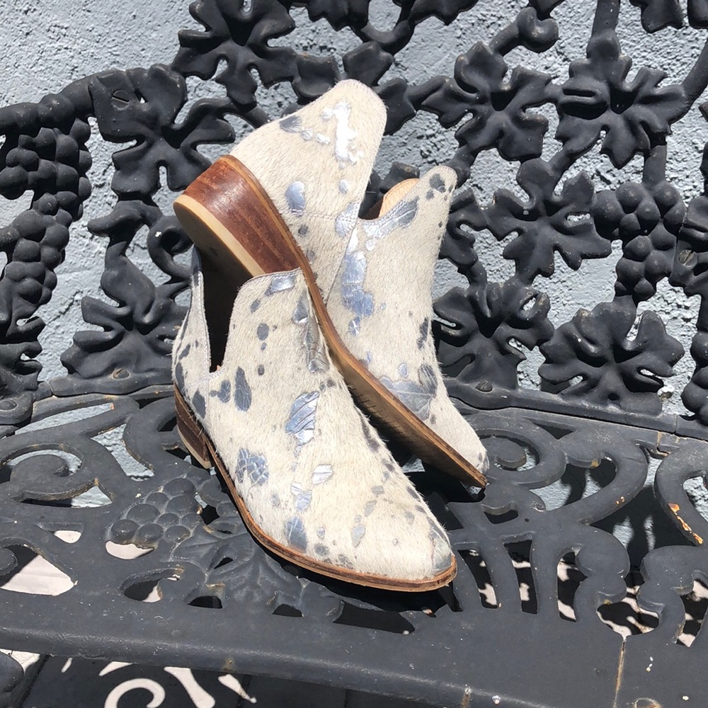 Stunning❣️KAANAS Cowhide Booties